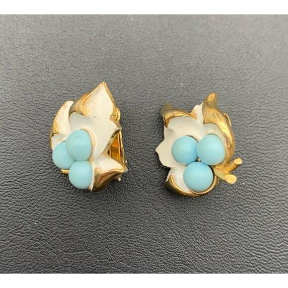 Vintage 1967 Sarah Coventry Placid Beauty Blue Berry Enamel Clip On Earrings - Picture 1 of 4